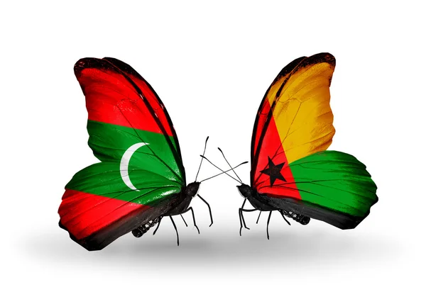 Fjärilar med Maldiverna och Guinea Bissau flaggor — Stockfoto