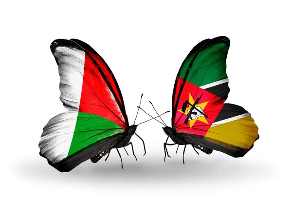 Бабочки с флагами Мадагаскара и Мозамбика — стоковое фото