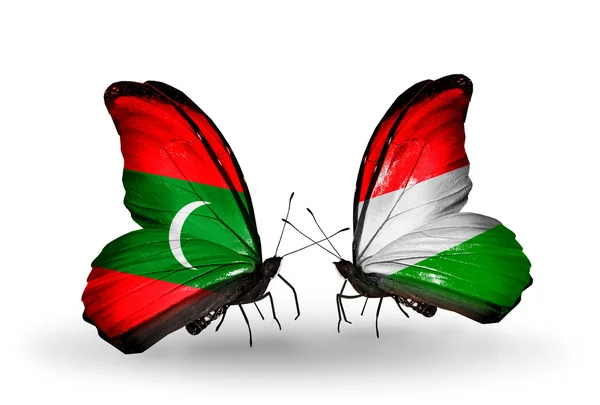 蝴蝶与马尔代夫和匈牙利国旗 — 图库照片
