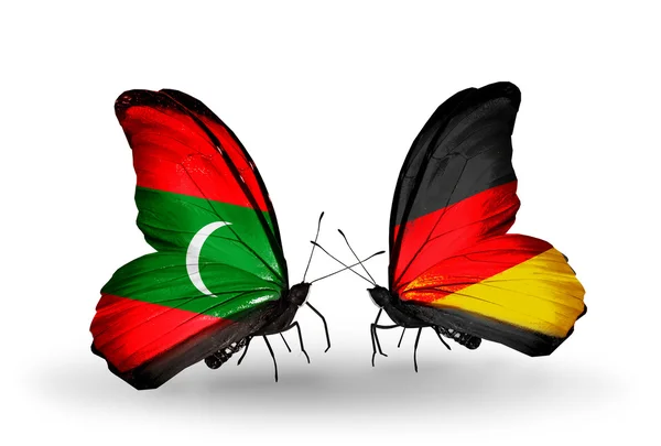 Бабочки с мальдивскими и немецкими флагами — стоковое фото