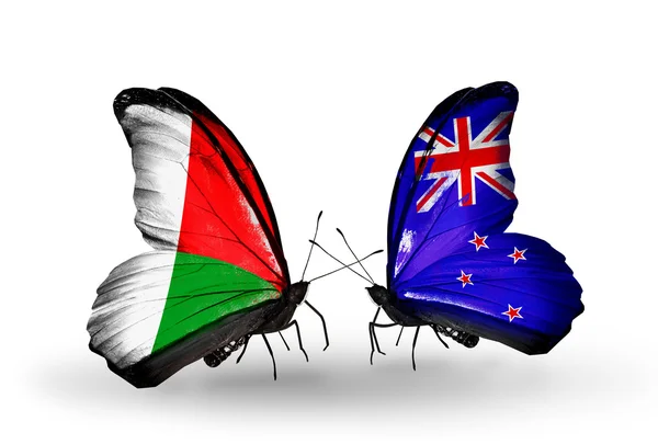 Farfalle con bandiere Madagascar e Nuova Zelanda — Foto Stock