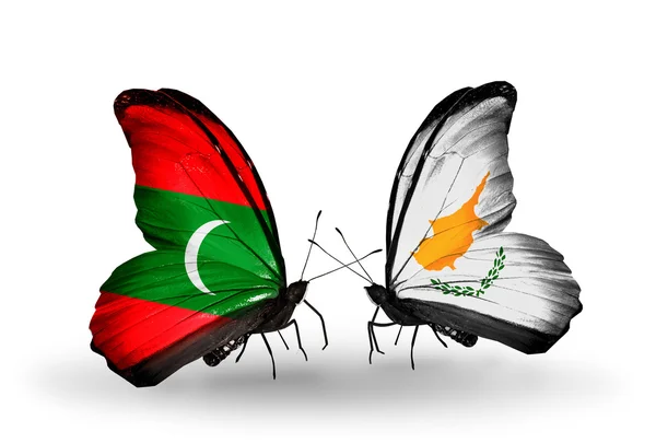 蝴蝶与马尔代夫和塞浦路斯国旗 — 图库照片