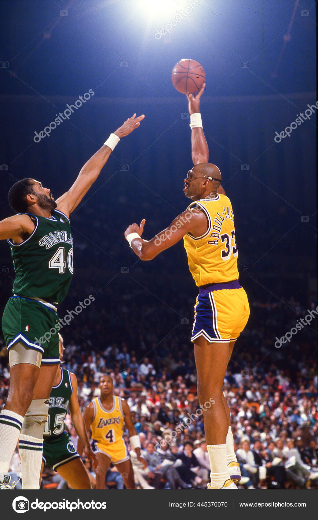 Download Kareem Abdul-Jabbar Lakers Center Wallpaper