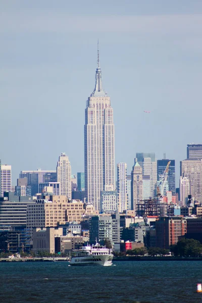 Empire State Building Πύργους Όλα Γειτονικά Κτίρια Στον Ορίζοντα Του — Φωτογραφία Αρχείου
