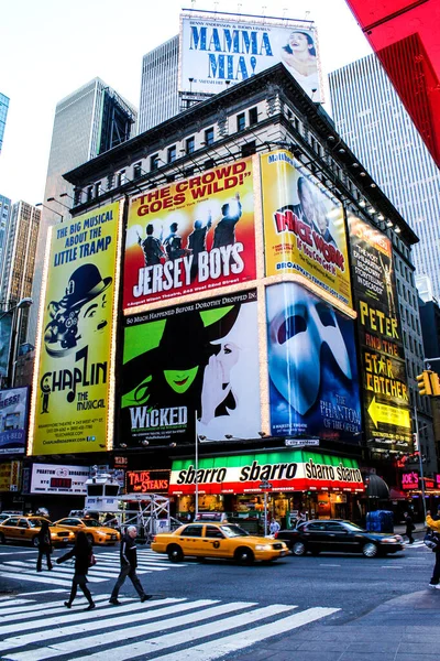 맨해튼의 스퀘어입니다 건물들은 근처의 브로드웨이 광고판으로 장식되어 사진은 2012 찍었습니다 — 스톡 사진