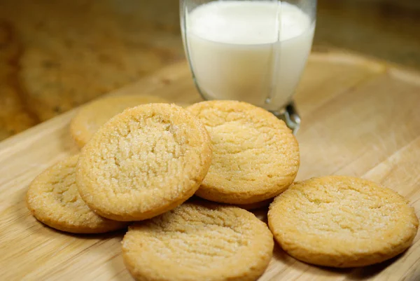 Zuckerkekse und ein Glas Milch — Stockfoto