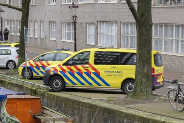 Amsterdam 'daki GGD binasındaki ambulanslar Hollanda 18-3-2020