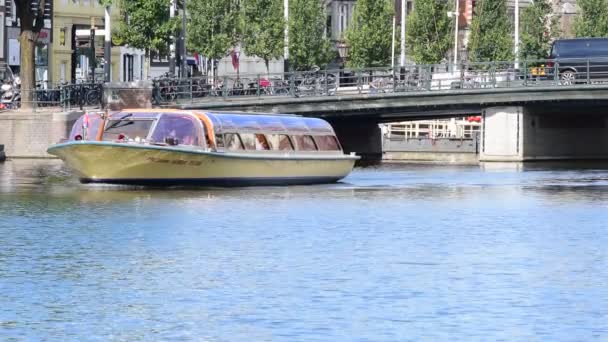 Canal Boat Passing Amsterdam Pays Bas 2020 — Video