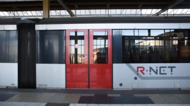 Metro R-Net Amsterdam Amstel İstasyonu 'na ulaştı Hollanda 17-12-2019