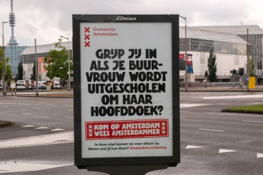 Amsterdam şehrinin Racisme karşıtı reklam panosu Hollanda 16-7-2020 Heceleme Hatasıyla
