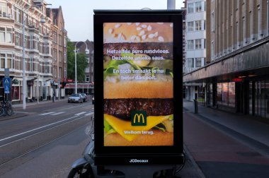 Amsterdam 'daki Billboard McDonalds Hollanda 17-6-2020