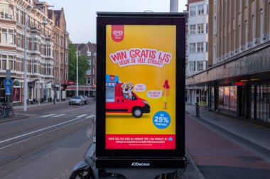 Amsterdam 'daki Billboard Ola Dondurması Hollanda 17-6-2020