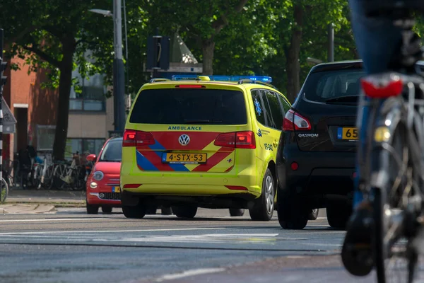 Ambulance Car Busy Traffic Situation Amsterdam Netherlands 2020 — Stock fotografie