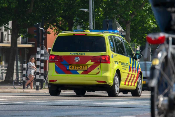 Ambulans Ruchliwej Sytuacji Drogowej Amsterdamie Holandia 2020 — Zdjęcie stockowe