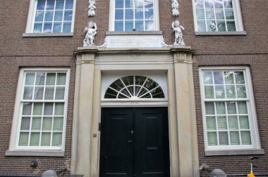 Hollanda 16 Mart 2020 'de Amsterdam' daki Deutzen Hofje Binası 'ndaki Süs