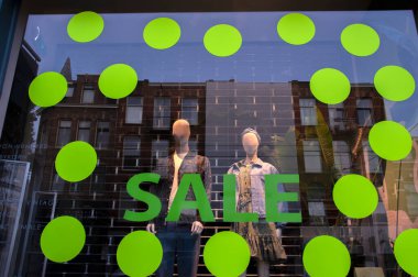 Hollanda 17-6-2020 tarihlerinde Amsterdam 'daki Moda Dükkanı Penceresindeki Genel İndirim Çıkartmaları