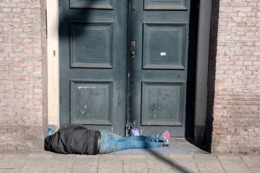 Amsterdam 'da Uyuyan Evsiz Adam 22-7-2020