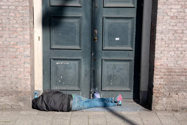 Homem Sem Teto Dormindo Amsterdã Holanda 2020 — Fotografia de Stock