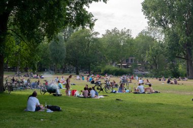 2 Haziran 'da Amsterdam' da Corona Dönemi 'nde Oosterpark Parkı