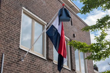 Hollanda 12 Haziran 2020 'de Amsterdam' da Bayrakta Asılı Okul Çantası
