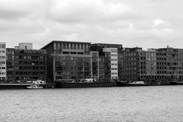 Amsterdam 'daki Javakade Caddesi' ndeki Modern Bina 3 Nisan 2020