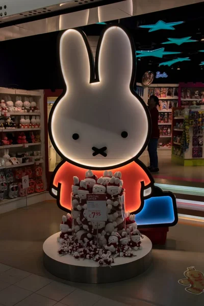 Miffy Puppet Bramą Lotniska Schiphol Holandia 2019 — Zdjęcie stockowe