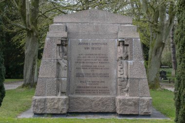 Tombstone Joannes Benedictus Van Heutsz Amsterdam 'daki Nieuwe Ooster Mezarlığında 2 Nisan 2020