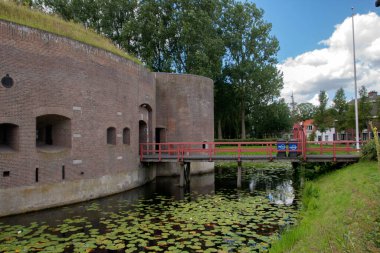 Weesp 'teki Ossenmark Kalesi Köprüsü. Hollanda 20-7-2020.