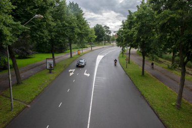 Amsterdam 'da trafiği olan nemli yolun yukarısında 14-7-2020