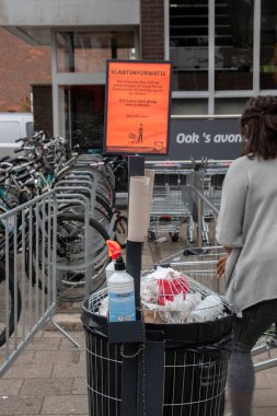 Corona Poster Müşteri Bilgileri Corona Amsterdam 'daki Deen Süpermarketinde 10 Haziran 2020