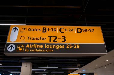 Amsterdam 'daki Schiphol Kapısı' nın arkasındaki yön işaretleri Hollanda 7-12-2019