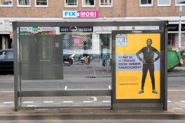 30 Mayıs 2020 'de Amsterdam' da Gençlik Tramvayı ile Corona Poster Durağı