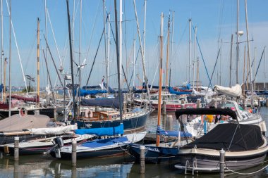 Marken şehrinin limanı Hollanda 6-8-2020