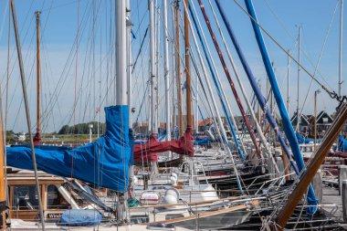 Marken şehrinin limanı Hollanda 6-8-2020