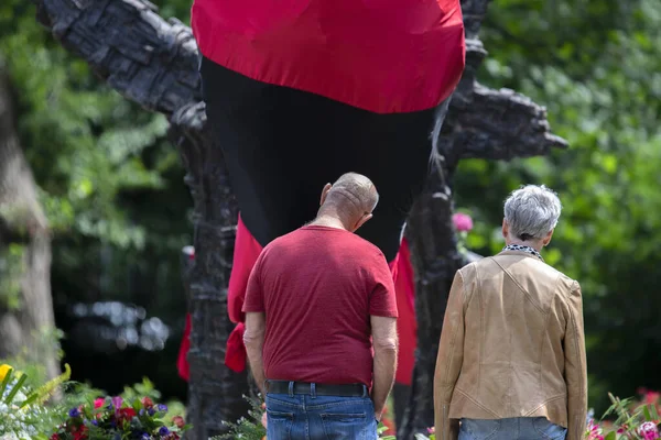 Casal Olhando Para Monumento Nacional Escravidão Festival Keti Koti Amsterdã — Fotografia de Stock