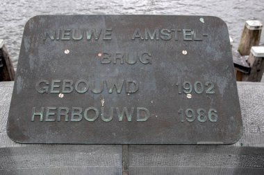 Amsterdam 'daki Nieuwe Amstelbrug' un Anıt Plakası 16-7-2020