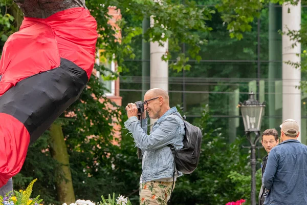 Homem Tirando Fotos Monumento Nacional Escravidão Festival Keti Koti Amsterdã — Fotografia de Stock