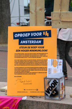 Hollanda 1-7-2020 Amsterdam 'da 14 Avroluk Maaş Gösterisinde Poster