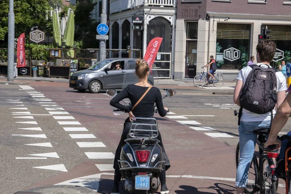 Scooter Bicycle Path While Should Road Amsterdam 네덜란드 2020 — 스톡 사진