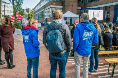 UVA öğrencileri eğitim kesintilerini protesto etmek için dersleri dışarıda takip ediyorlar. Benzer protestolar Hollanda 'nın dört bir yanında devam edecek. Amsterdam 'da Hollanda 2018