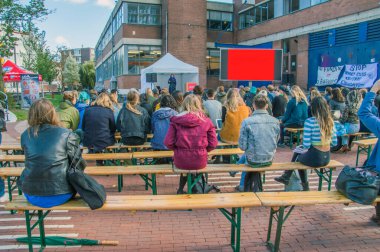 UVA öğrencileri eğitim kesintilerini protesto etmek için dersleri dışarıda takip ediyorlar. Benzer protestolar Hollanda 'nın dört bir yanında devam edecek. Amsterdam 'da Hollanda 2018