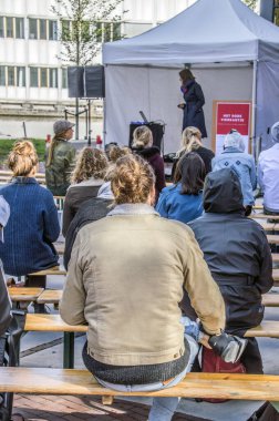 UVA öğrencileri eğitim kesintilerini protesto etmek için dersleri dışarıda takip ediyorlar. Benzer protestolar Hollanda 'nın dört bir yanında devam edecek. Amsterdam 'da Hollanda 2018