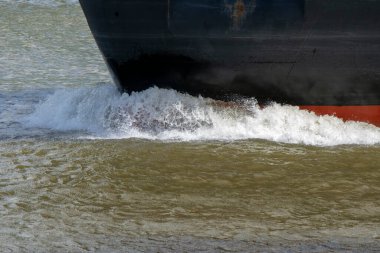 Hollanda Diemen 'de Bir Teknenin Önünde Dalgalar