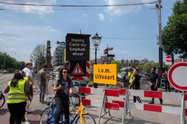 Amsterdam 'daki Peter R De Vries Anıtı' ndaki reklam panosu. Hollanda 21-7-2021
