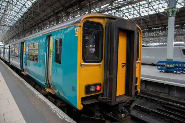 Tren Trasero Estación Tren Piccadilly Manchester Inglaterra 2019 — Foto de Stock