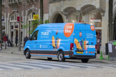 Amsterdam 'daki Coolblue Company Truck Hollanda 18-8-2021