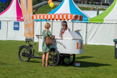 Amsterdam 'da Uitmarkt Festivali' nde dondurma satmak. Hollanda 24-8-2019