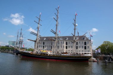 Amsterdam 'daki Stad Amsterdam Müzesi' nde gemi. Hollanda 4-8-2021.