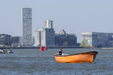 Amsterdam 'da IJ' de Orange Sunset Teknesi Hollanda 5-4-2020