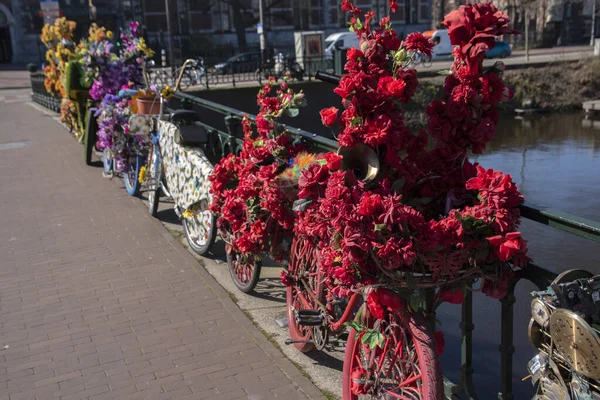 Biciclette Con Decorazioni Floreali Amsterdam Paesi Bassi 2020 — Foto Stock